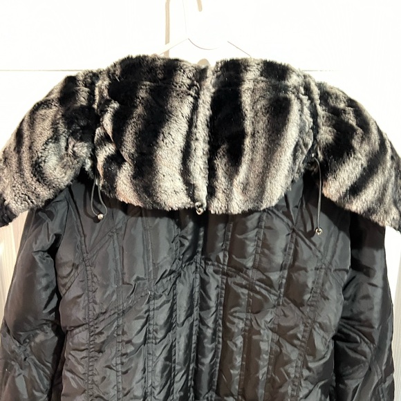 Fur lined neck, Black Winter Jacket with inner lining and pockets - Picture 3 of 5